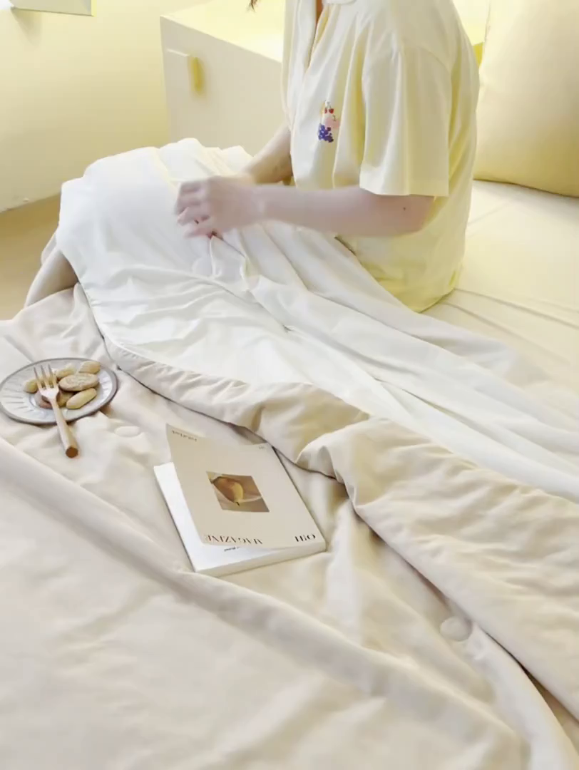 91家纺网 家纺一手货源 找家纺 莱宁被业 2026新款冰纱系列全棉双层纱锦氨凉感丝夏被 拿铁冰纱