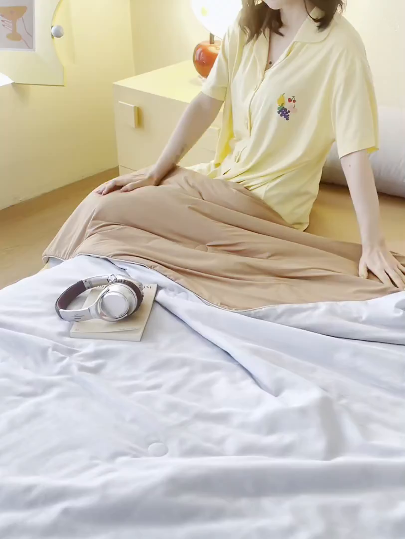 91家纺网 家纺一手货源 找家纺 莱宁被业 2026新款冰纱系列全棉双层纱锦氨凉感丝夏被 蓝莓可露丽