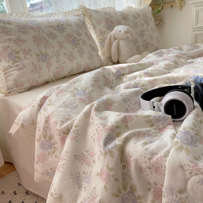 91家纺网 家纺一手货源 找家纺 爱彼家纺 2026夏季新款镂空花边水洗棉夏被夏凉被空调被清洗碎花风 镂空夏被-鲜花怒放