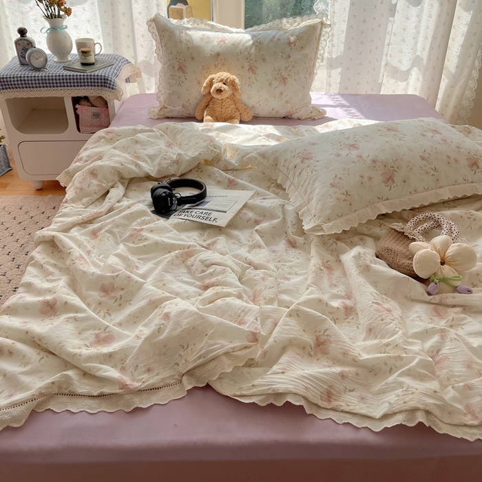 91家纺网 家纺一手货源 找家纺 爱彼家纺 2026夏季新款镂空花边水洗棉夏被夏凉被空调被清洗碎花风 镂空夏被-露红烟紫