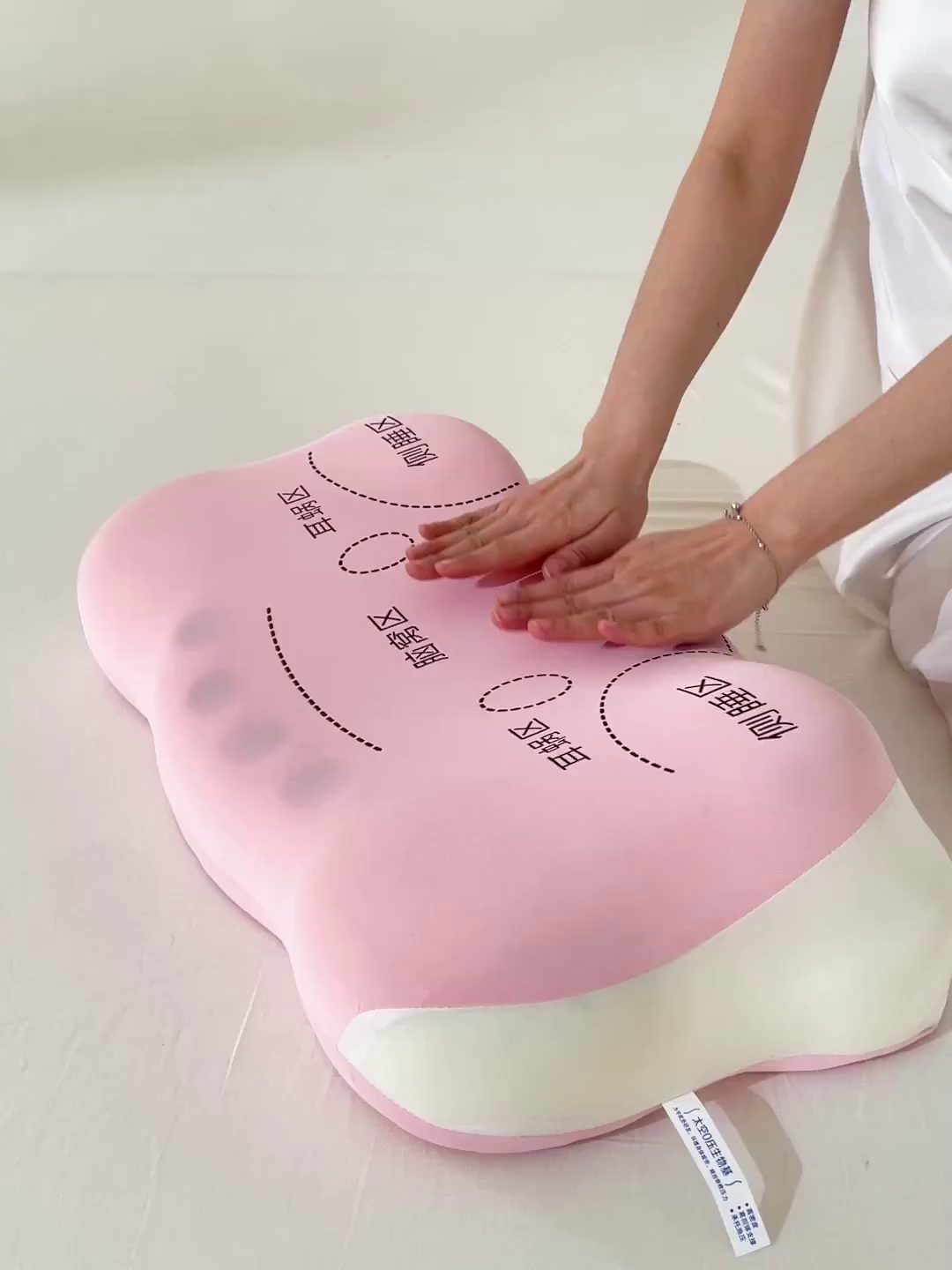 91家纺网 家纺一手货源 找家纺 （总）圣靓家纺 【源头厂家】2026新款云朵磁石健康记忆棉磁疗记忆棉枕护颈枕 枕头枕芯