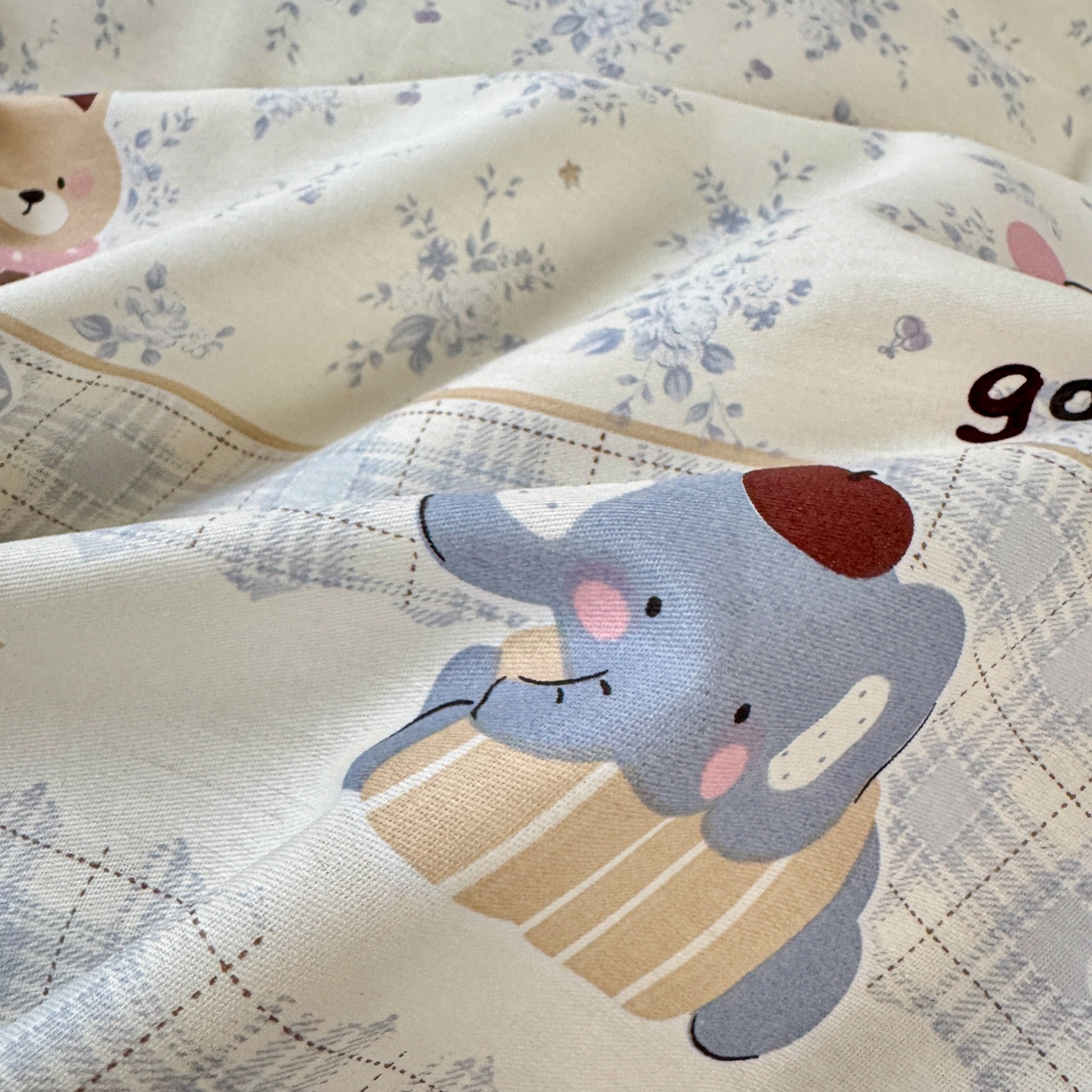 91家纺网 家纺一手货源 找家纺 乐童家纺 2026新款全棉纯棉网红直播爆款吊边＋一字绣工艺款四件套（四） 布偶野餐