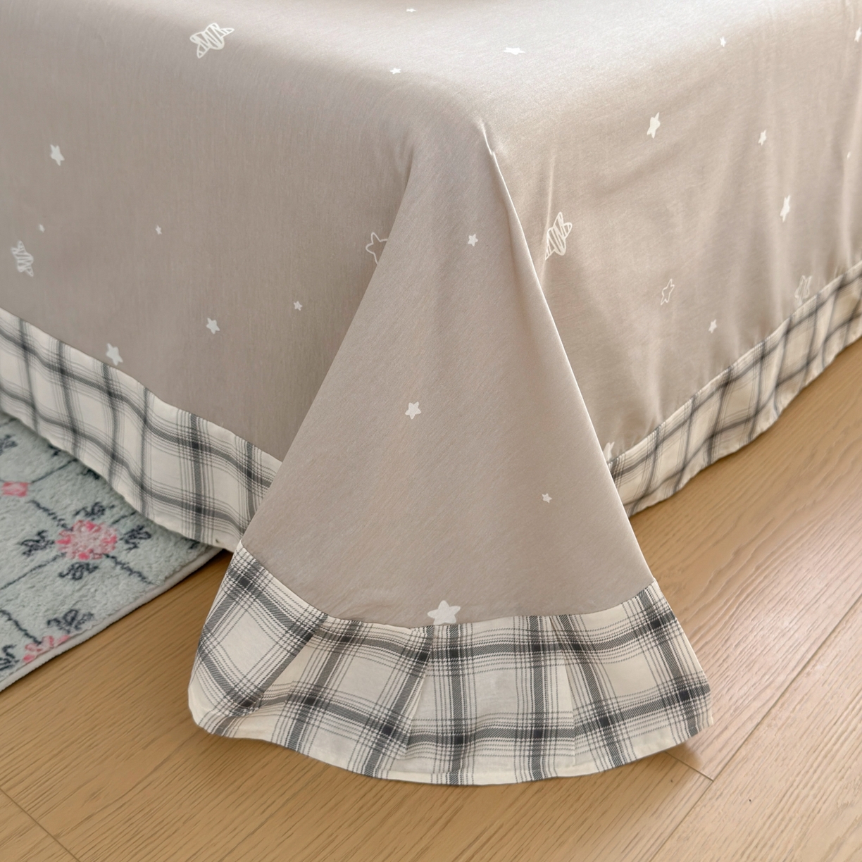 91家纺网 家纺一手货源 找家纺 乐童家纺 2026新款全棉纯棉网红直播爆款吊边＋一字绣工艺款四件套（四） 暖萌汪汪