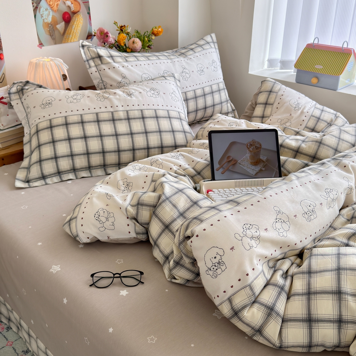 91家纺网 家纺一手货源 找家纺 乐童家纺 2026新款全棉纯棉网红直播爆款吊边＋一字绣工艺款四件套（四） 暖萌汪汪