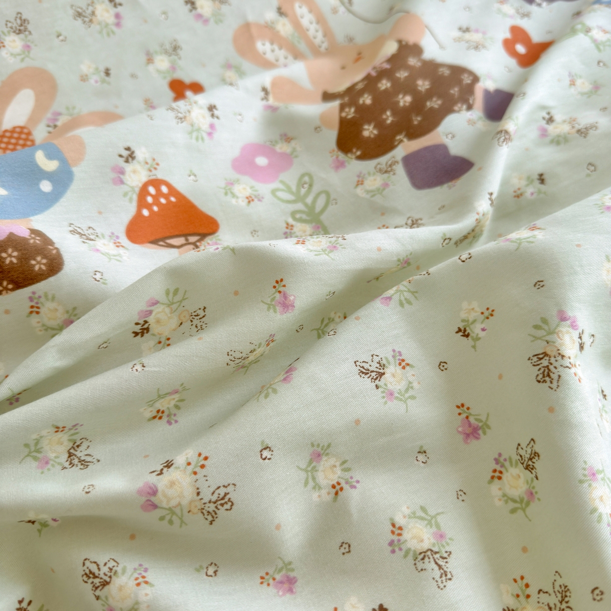 91家纺网 家纺一手货源 找家纺 乐童家纺 2026新款全棉纯棉网红直播爆款吊边＋一字绣工艺款四件套（四） 田园布偶记-绿