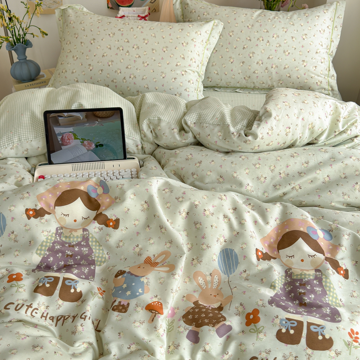 91家纺网 家纺一手货源 找家纺 乐童家纺 2026新款全棉纯棉网红直播爆款吊边＋一字绣工艺款四件套（四） 田园布偶记-绿