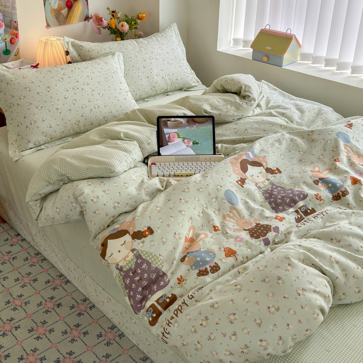 91家纺网 家纺一手货源 找家纺 乐童家纺 2026新款全棉纯棉网红直播爆款吊边＋一字绣工艺款四件套（四） 田园布偶记-绿