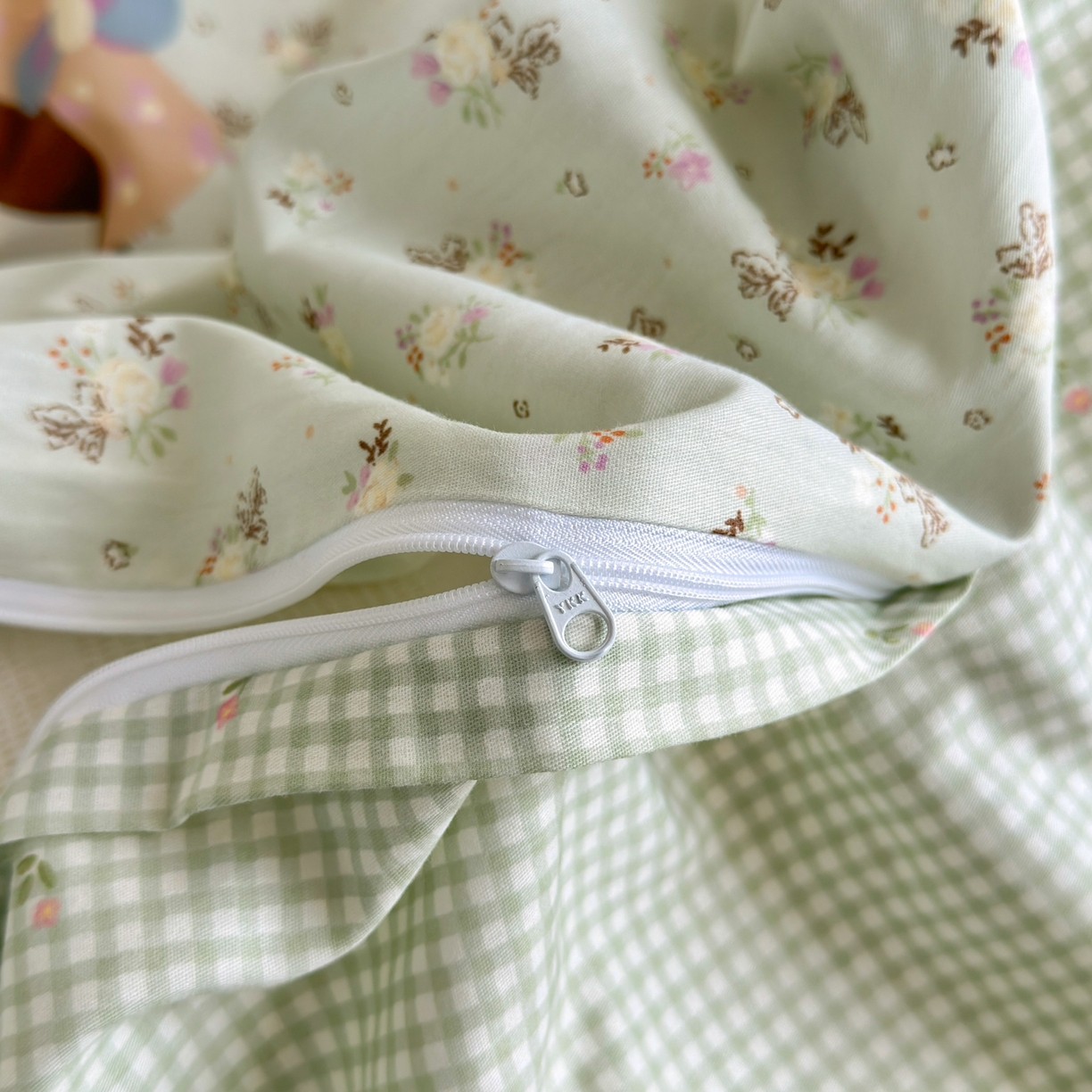 91家纺网 家纺一手货源 找家纺 乐童家纺 2026新款全棉纯棉网红直播爆款吊边＋一字绣工艺款四件套（四） 田园布偶记-绿