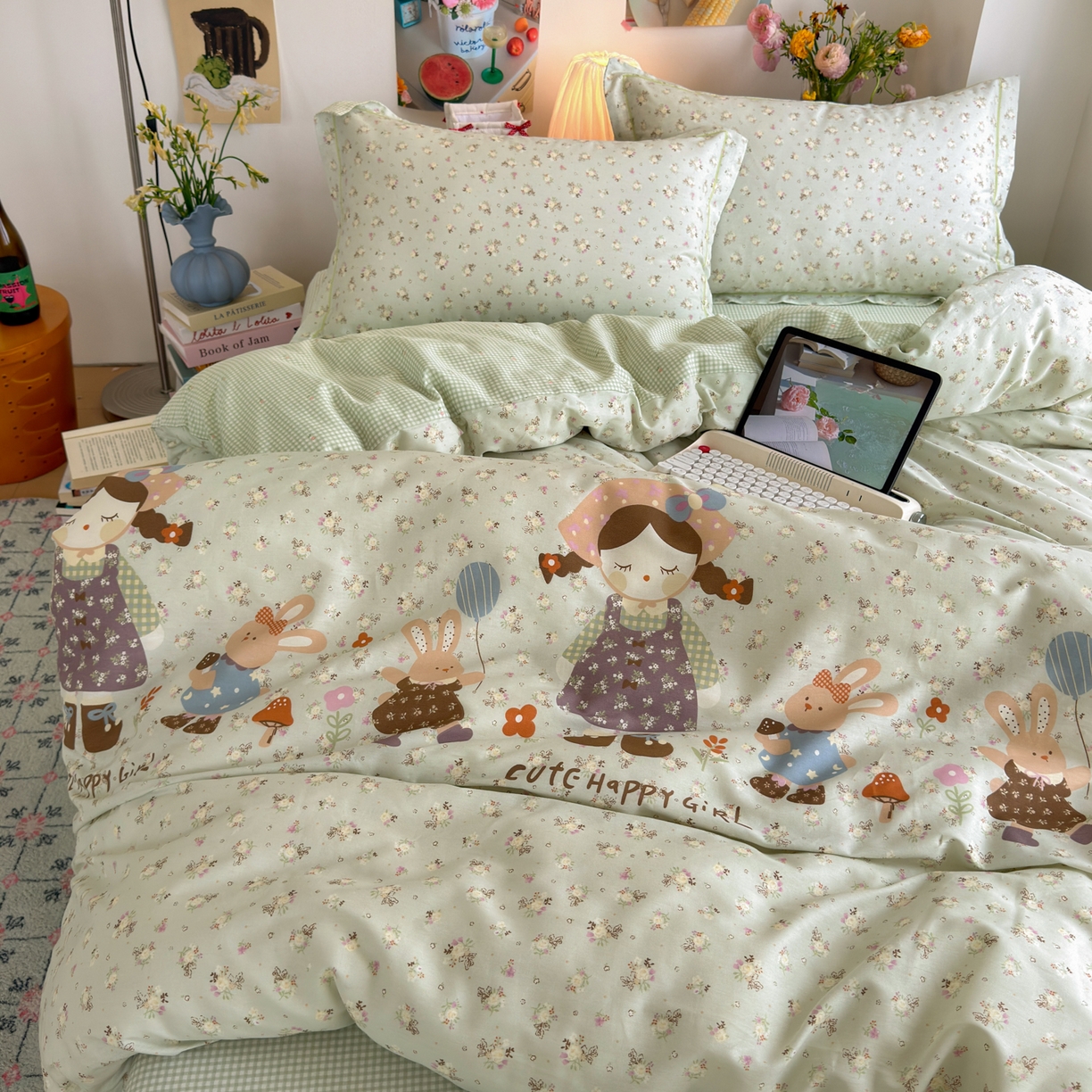 91家纺网 家纺一手货源 找家纺 乐童家纺 2026新款全棉纯棉网红直播爆款吊边＋一字绣工艺款四件套（四） 田园布偶记-绿