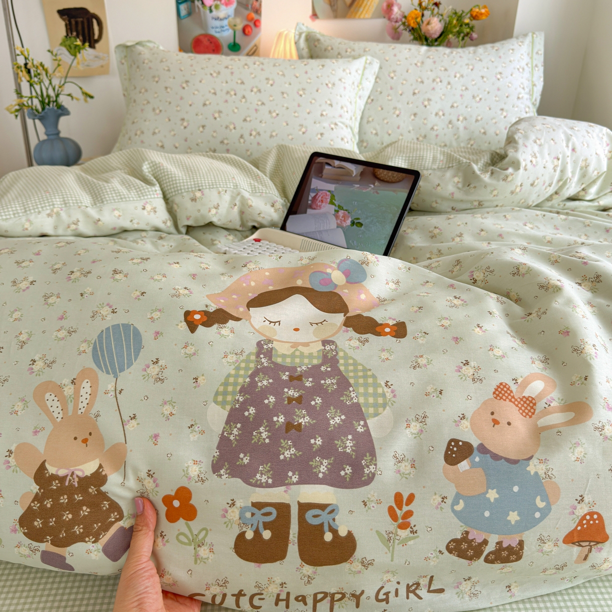 91家纺网 家纺一手货源 找家纺 乐童家纺 2026新款全棉纯棉网红直播爆款吊边＋一字绣工艺款四件套（四） 田园布偶记-绿