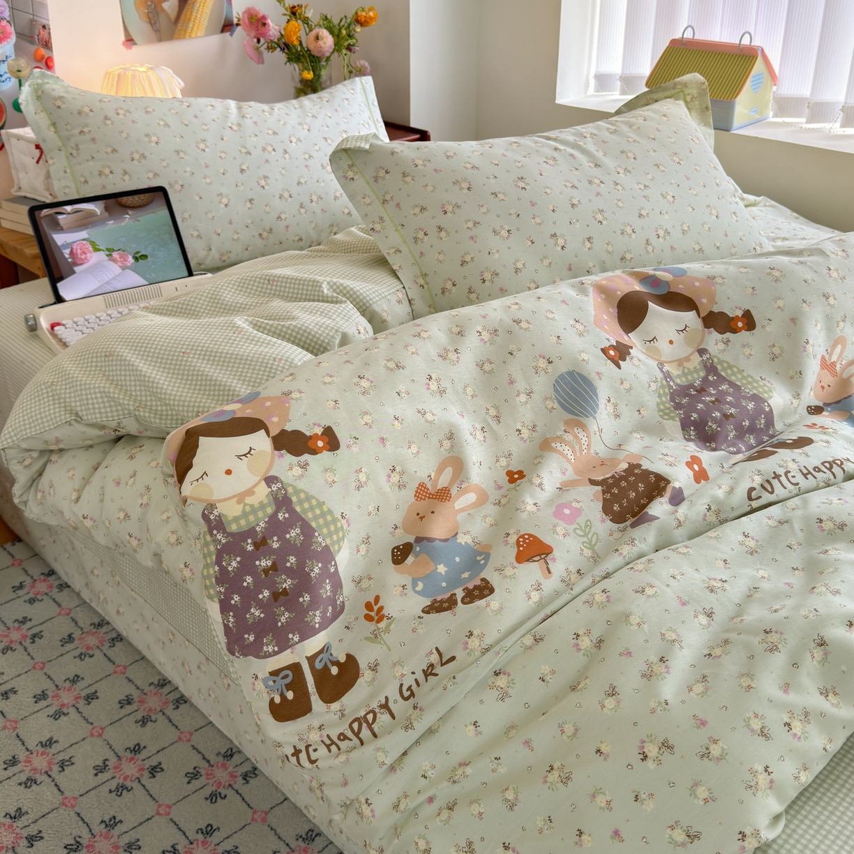 91家纺网 家纺一手货源 找家纺 乐童家纺 2026新款全棉纯棉网红直播爆款吊边＋一字绣工艺款四件套（四） 田园布偶记-绿