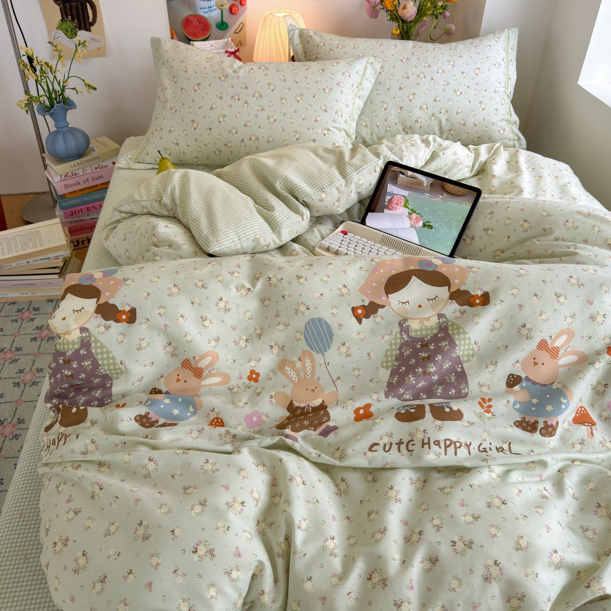 91家纺网 家纺一手货源 找家纺 乐童家纺 2026新款全棉纯棉网红直播爆款吊边＋一字绣工艺款四件套（四） 田园布偶记-绿