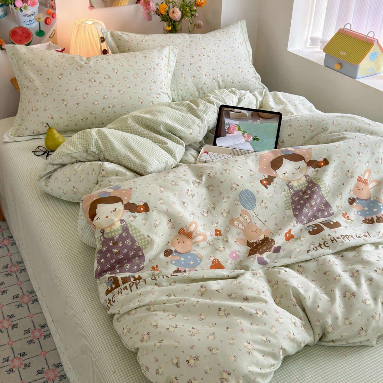 91家纺网 家纺一手货源 找家纺 乐童家纺 2026新款全棉纯棉网红直播爆款吊边＋一字绣工艺款四件套（四） 田园布偶记-绿