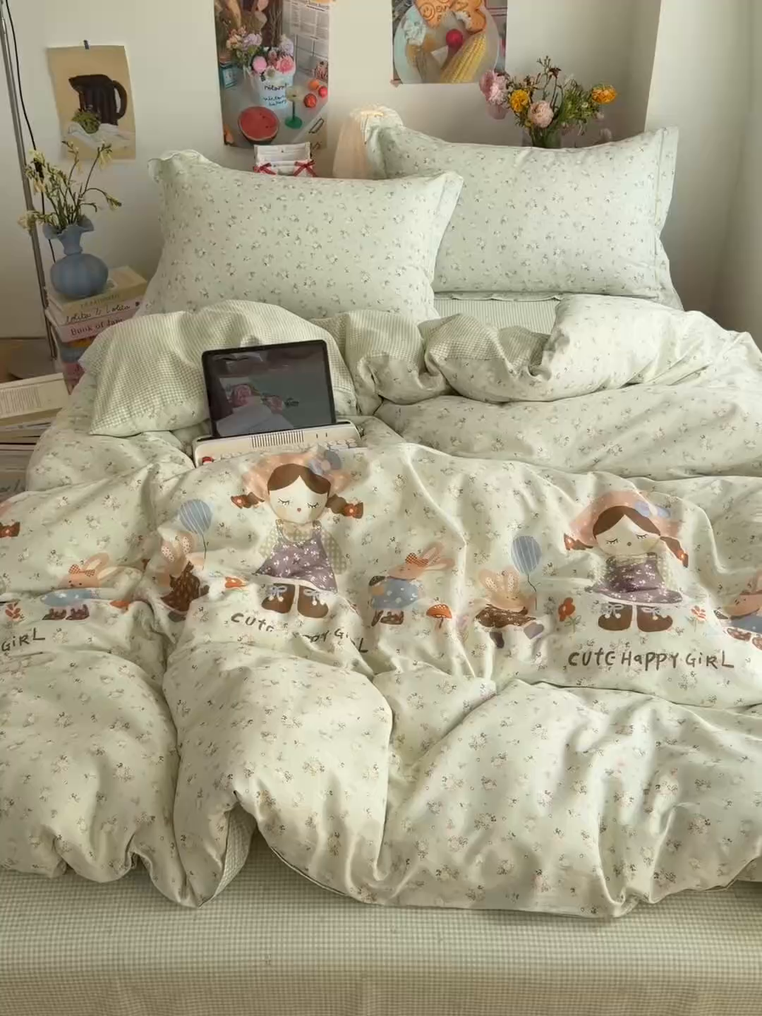 91家纺网 家纺一手货源 找家纺 乐童家纺 2026新款全棉纯棉网红直播爆款吊边＋一字绣工艺款四件套（四） 田园布偶记-绿