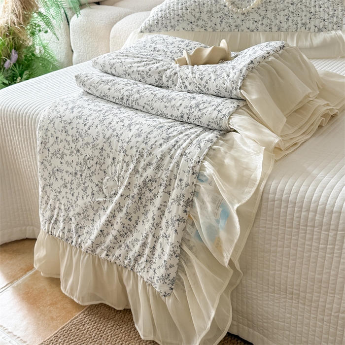 91家纺网 家纺一手货源 找家纺 吾欢心 2026新款法式花边凉感丝夏凉被空调被夏被可机洗 云间茉莉