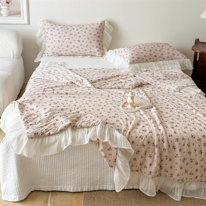 91家纺网 家纺一手货源 找家纺 吾欢心 2026新款法式花边凉感丝夏凉被空调被夏被可机洗 素锦花影