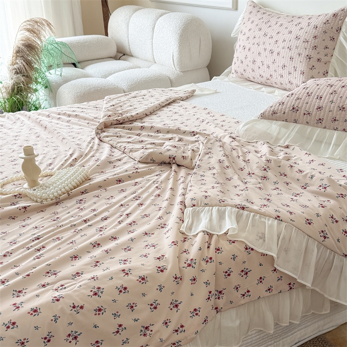 91家纺网 家纺一手货源 找家纺 吾欢心 2026新款法式花边凉感丝夏凉被空调被夏被可机洗 素锦花影