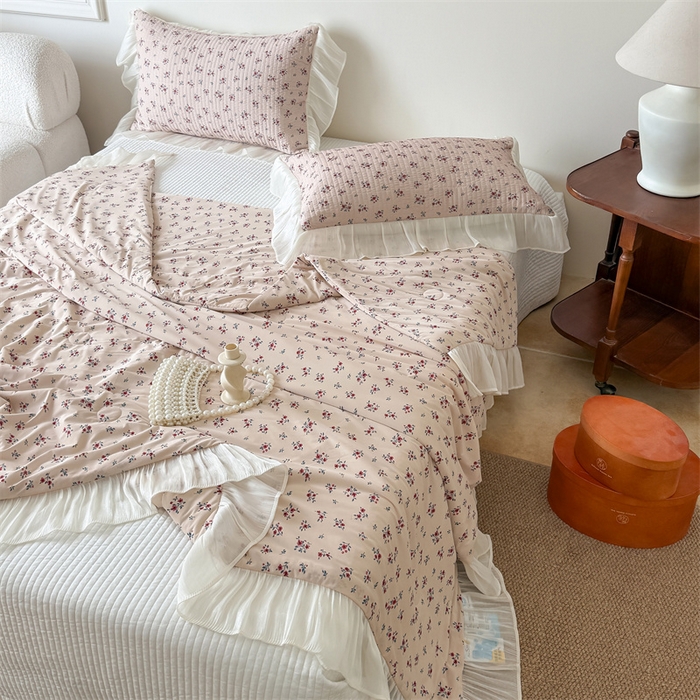 91家纺网 家纺一手货源 找家纺 吾欢心 2026新款法式花边凉感丝夏凉被空调被夏被可机洗 素锦花影