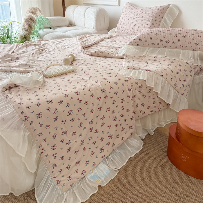 91家纺网 家纺一手货源 找家纺 吾欢心 2026新款法式花边凉感丝夏凉被空调被夏被可机洗 素锦花影