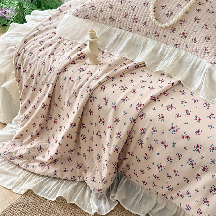 91家纺网 家纺一手货源 找家纺 吾欢心 2026新款法式花边凉感丝夏凉被空调被夏被可机洗 素锦花影