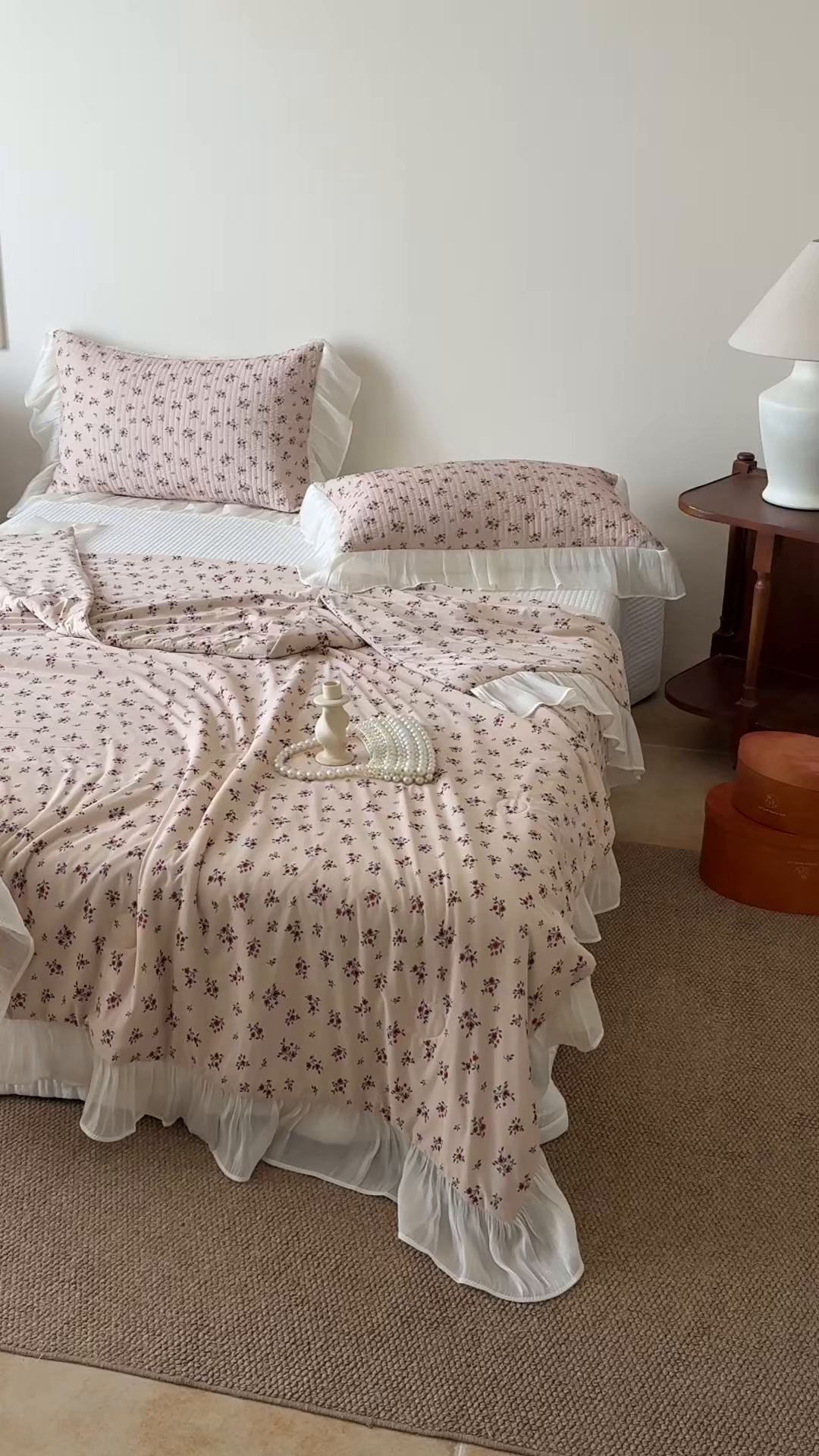 91家纺网 家纺一手货源 找家纺 吾欢心 2026新款法式花边凉感丝夏凉被空调被夏被可机洗 素锦花影