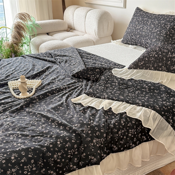 91家纺网 家纺一手货源 找家纺 吾欢心 2026新款法式花边凉感丝夏凉被空调被夏被可机洗 漫花轻语