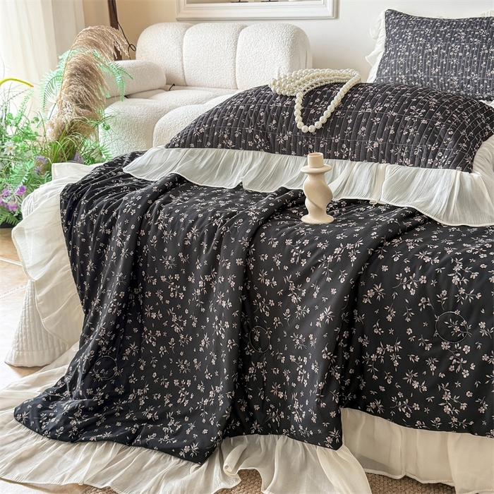 91家纺网 家纺一手货源 找家纺 吾欢心 2026新款法式花边凉感丝夏凉被空调被夏被可机洗 漫花轻语