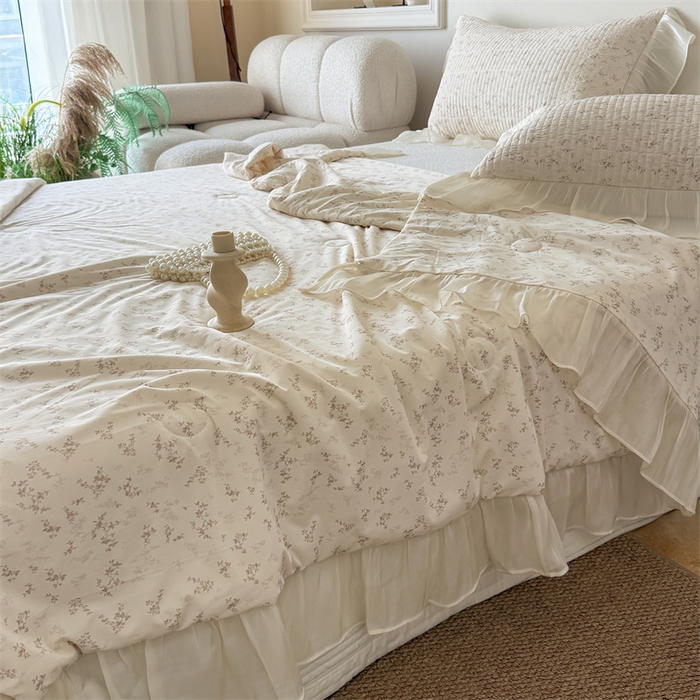 91家纺网 家纺一手货源 找家纺 吾欢心 2026新款法式花边凉感丝夏凉被空调被夏被可机洗 浅雾繁花