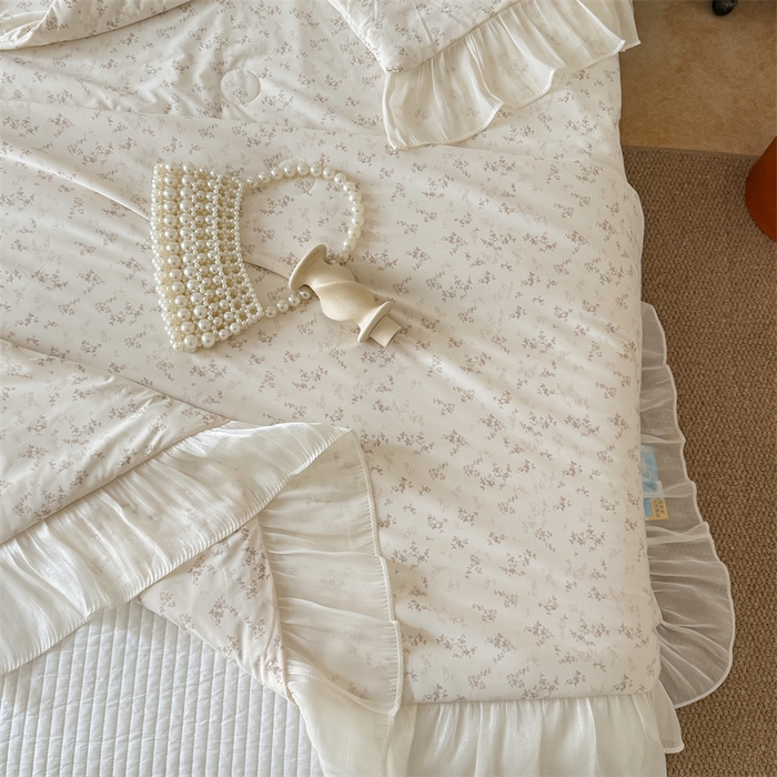 91家纺网 家纺一手货源 找家纺 吾欢心 2026新款法式花边凉感丝夏凉被空调被夏被可机洗 浅雾繁花