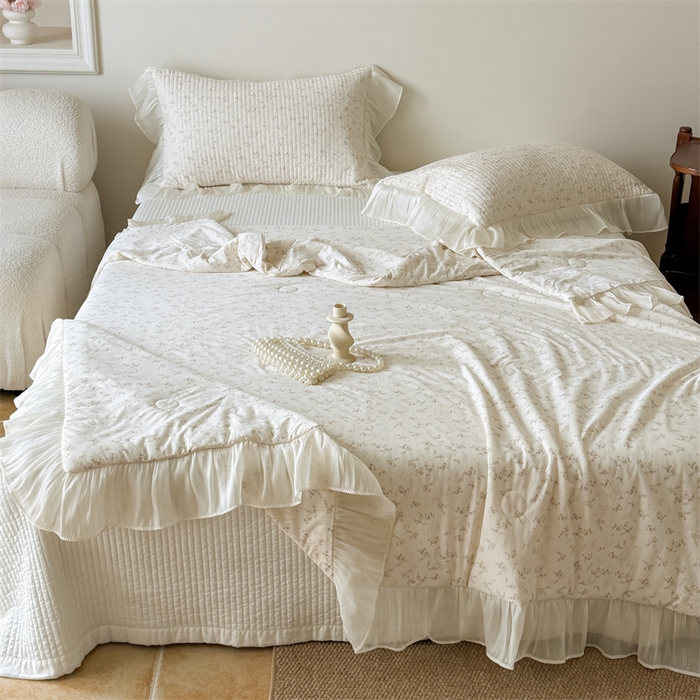 91家纺网 家纺一手货源 找家纺 吾欢心 2026新款法式花边凉感丝夏凉被空调被夏被可机洗 浅雾繁花