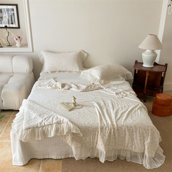 91家纺网 家纺一手货源 找家纺 吾欢心 2026新款法式花边凉感丝夏凉被空调被夏被可机洗 浅雾繁花