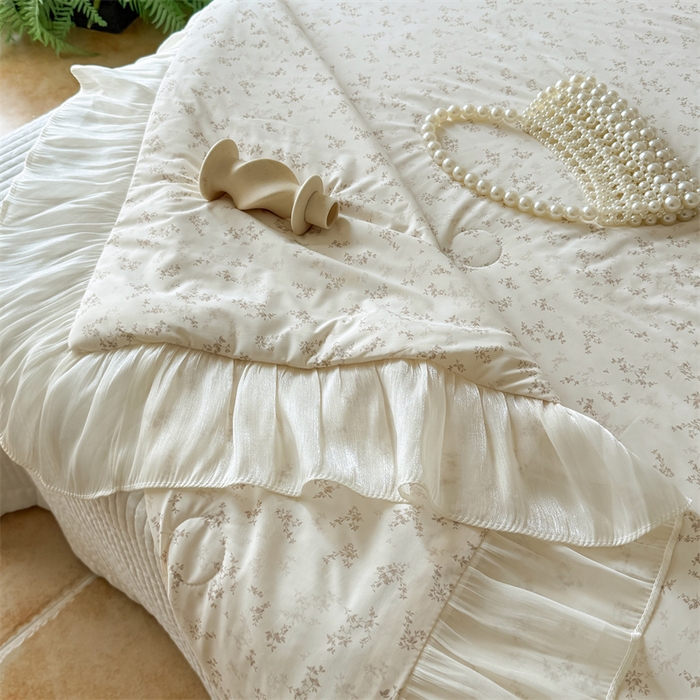 91家纺网 家纺一手货源 找家纺 吾欢心 2026新款法式花边凉感丝夏凉被空调被夏被可机洗 浅雾繁花