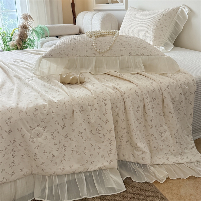 91家纺网 家纺一手货源 找家纺 吾欢心 2026新款法式花边凉感丝夏凉被空调被夏被可机洗 浅雾繁花