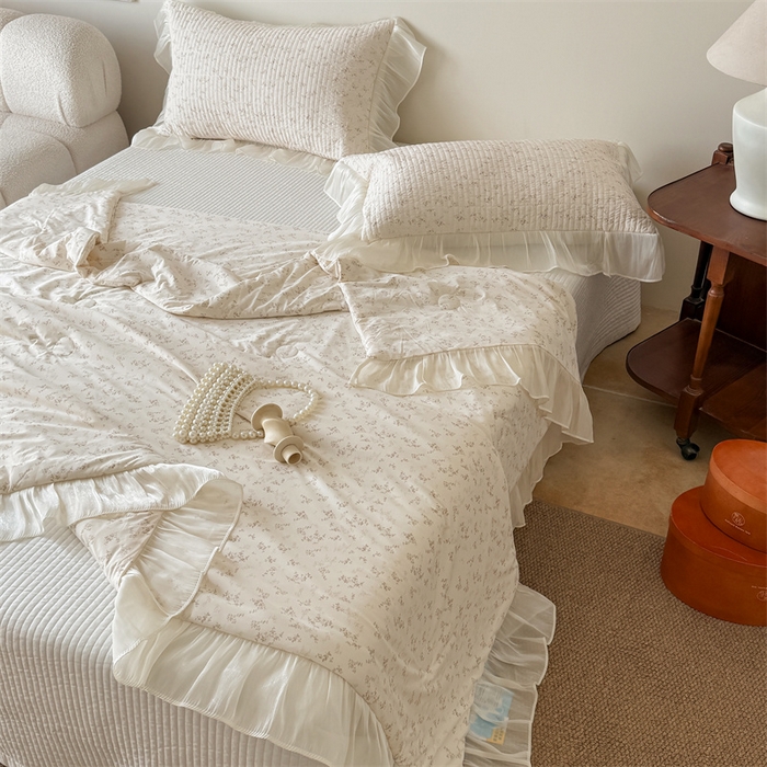 91家纺网 家纺一手货源 找家纺 吾欢心 2026新款法式花边凉感丝夏凉被空调被夏被可机洗 浅雾繁花