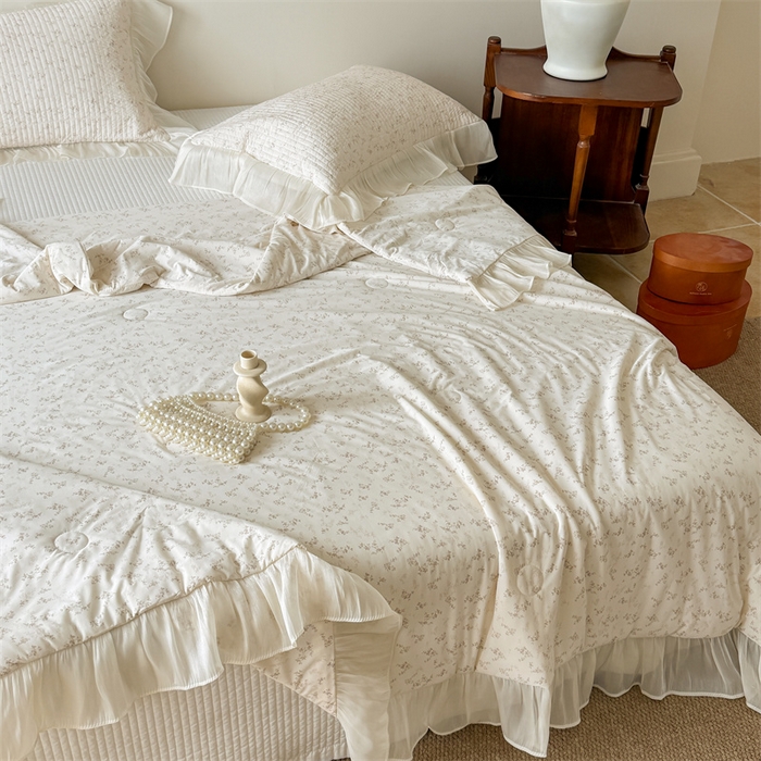 91家纺网 家纺一手货源 找家纺 吾欢心 2026新款法式花边凉感丝夏凉被空调被夏被可机洗 浅雾繁花