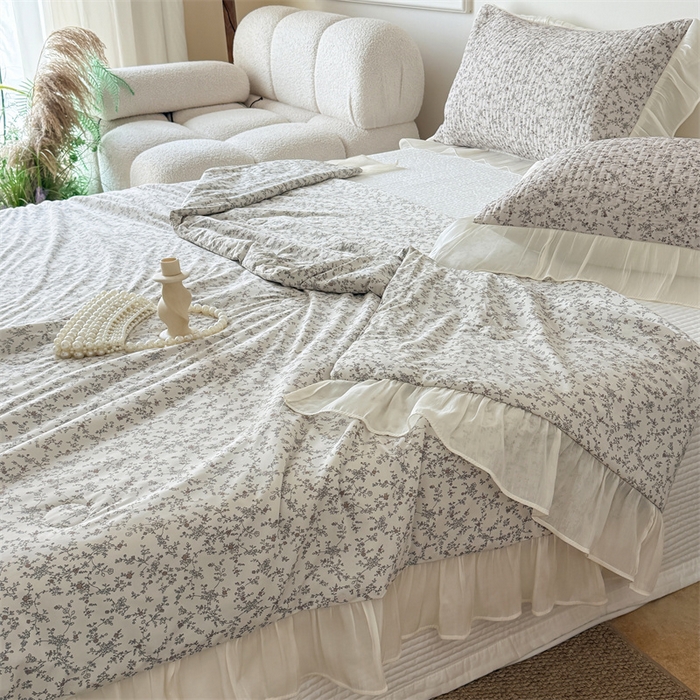 91家纺网 家纺一手货源 找家纺 吾欢心 2026新款法式花边凉感丝夏凉被空调被夏被可机洗 轻奢漫朵