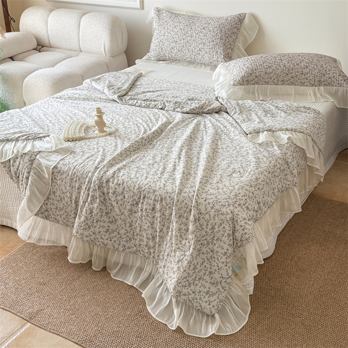 91家纺网 家纺一手货源 找家纺 吾欢心 2026新款法式花边凉感丝夏凉被空调被夏被可机洗 轻奢漫朵