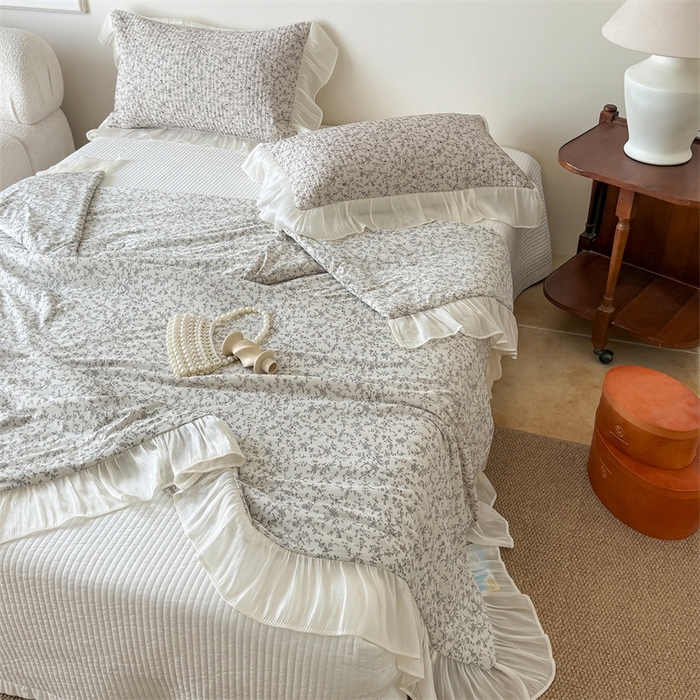 91家纺网 家纺一手货源 找家纺 吾欢心 2026新款法式花边凉感丝夏凉被空调被夏被可机洗 轻奢漫朵