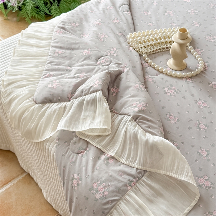 91家纺网 家纺一手货源 找家纺 吾欢心 2026新款法式花边凉感丝夏凉被空调被夏被可机洗 塞纳花语