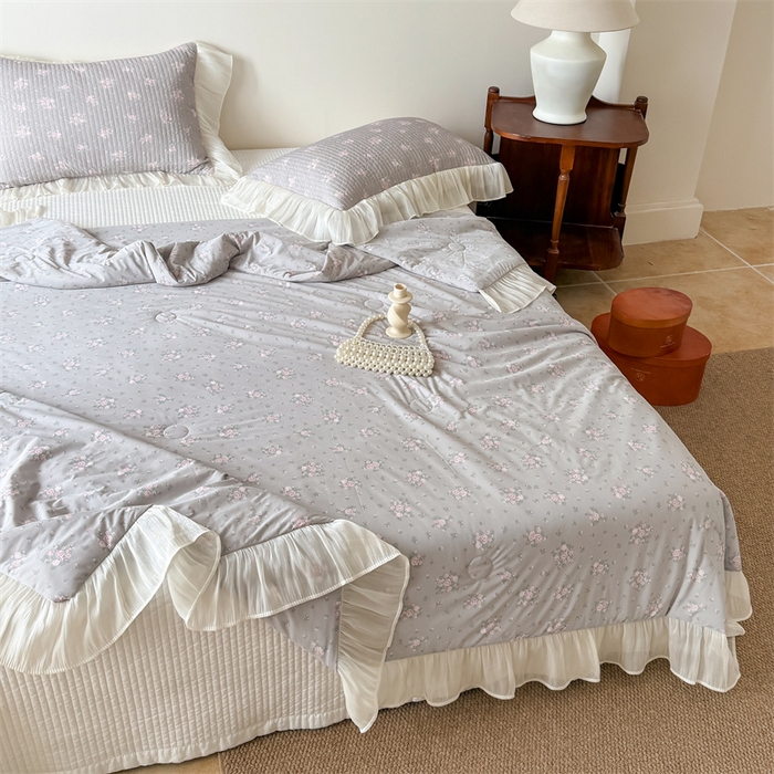 91家纺网 家纺一手货源 找家纺 吾欢心 2026新款法式花边凉感丝夏凉被空调被夏被可机洗 塞纳花语