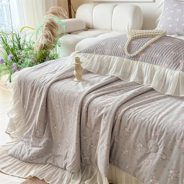 91家纺网 家纺一手货源 找家纺 吾欢心 2026新款法式花边凉感丝夏凉被空调被夏被可机洗 塞纳花语