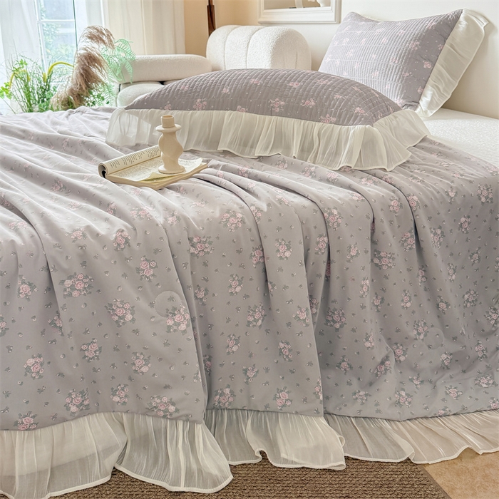 91家纺网 家纺一手货源 找家纺 吾欢心 2026新款法式花边凉感丝夏凉被空调被夏被可机洗 塞纳花语