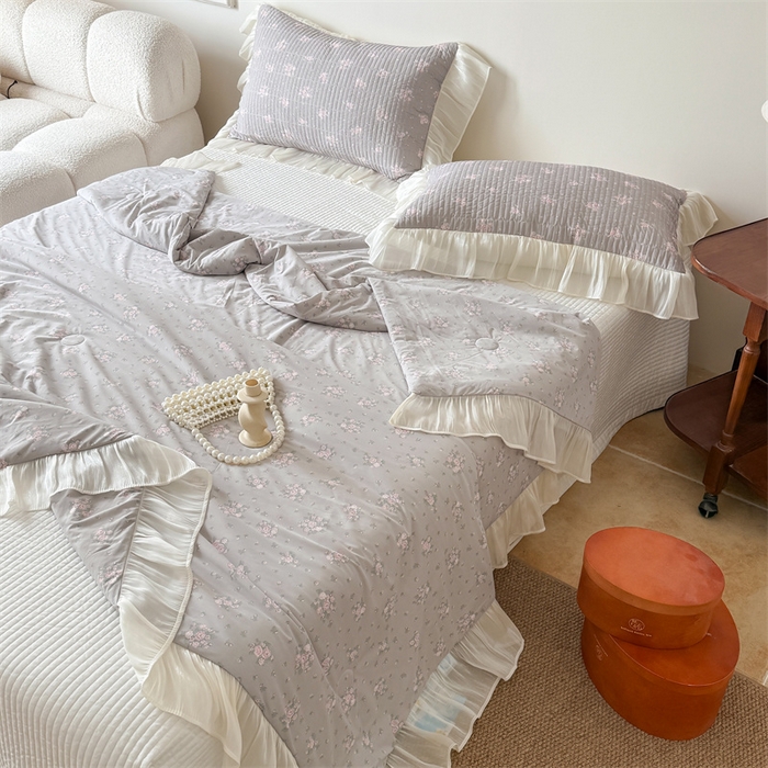 91家纺网 家纺一手货源 找家纺 吾欢心 2026新款法式花边凉感丝夏凉被空调被夏被可机洗 塞纳花语