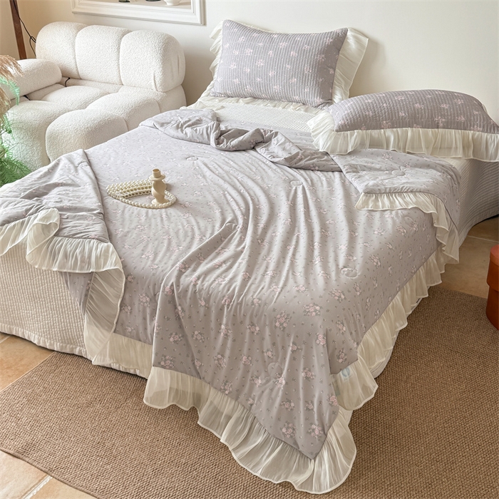 91家纺网 家纺一手货源 找家纺 吾欢心 2026新款法式花边凉感丝夏凉被空调被夏被可机洗 塞纳花语