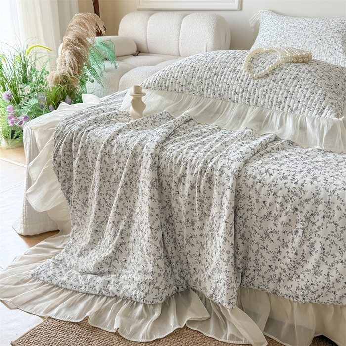 91家纺网 家纺一手货源 找家纺 吾欢心 2026新款法式花边凉感丝夏凉被空调被夏被可机洗 云间茉莉