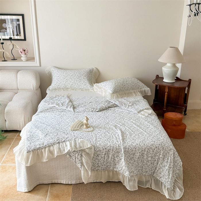 91家纺网 家纺一手货源 找家纺 吾欢心 2026新款法式花边凉感丝夏凉被空调被夏被可机洗 云间茉莉