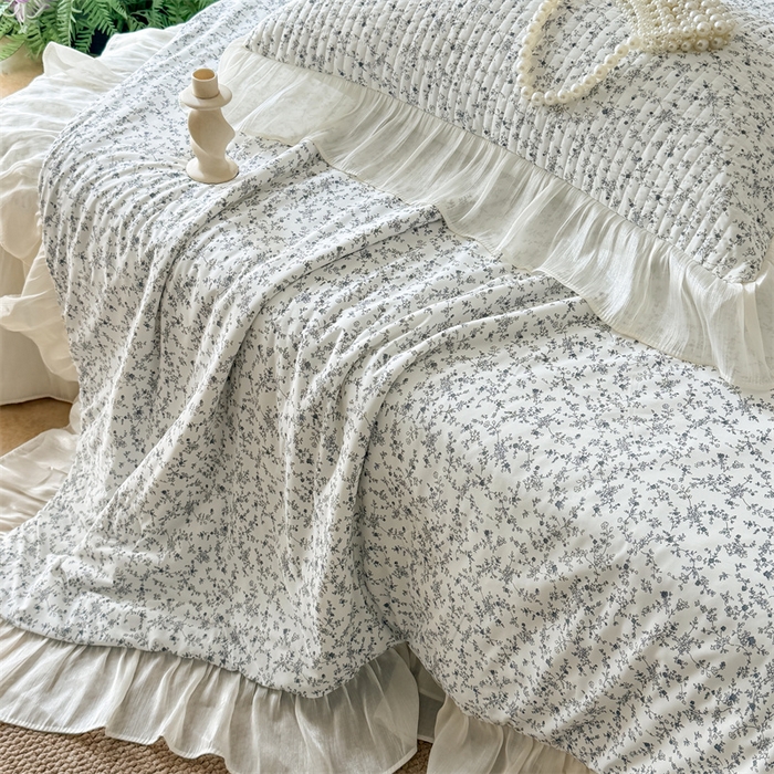 91家纺网 家纺一手货源 找家纺 吾欢心 2026新款法式花边凉感丝夏凉被空调被夏被可机洗 云间茉莉