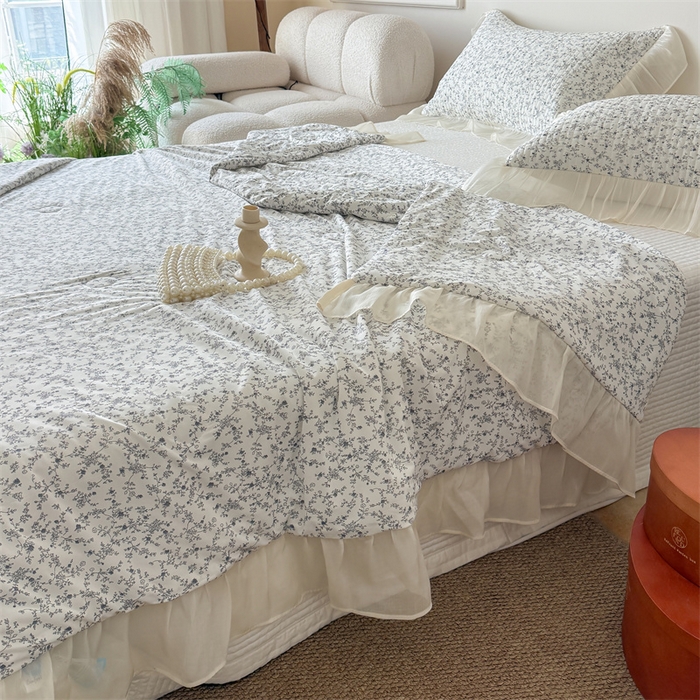 91家纺网 家纺一手货源 找家纺 吾欢心 2026新款法式花边凉感丝夏凉被空调被夏被可机洗 云间茉莉