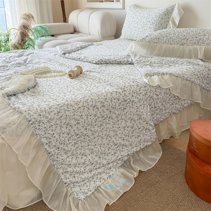 91家纺网 家纺一手货源 找家纺 吾欢心 2026新款法式花边凉感丝夏凉被空调被夏被可机洗 云间茉莉