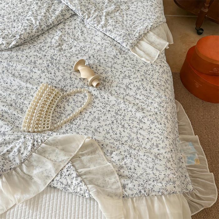 91家纺网 家纺一手货源 找家纺 吾欢心 2026新款法式花边凉感丝夏凉被空调被夏被可机洗 云间茉莉